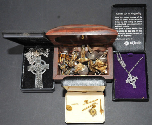 Lot 039 - Group lot Blokey items inc British Military Pip, Dhofar Force Headdres