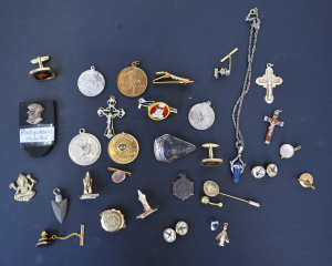 Lot 042 - Mixed Group Jewellery & Commemorative lot inc Siam sterling penda