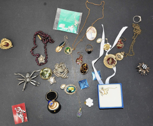 Lot 043 - Group lot vintage Ladies Vintage Costume jewellery inc Single Strand G
