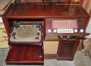 Lot 052 - Vintage oak radiogramme cabinet with inbuilt Carrard auto-changing rec