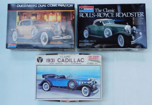 Lot 102 - 3 x boxed unmade plastic Model Kits - Classic Cars - 1 25 1931 Cadilla