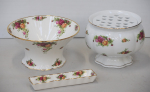 Lot 190 - 3 pces Royal Albert Old Country Roses inc Fluted Footed Bowl 13cm H, L