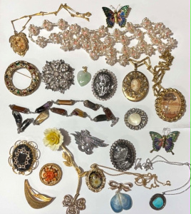 Lot 032 - Grp vintage costume jewellery - brooches, necklaces, pendants, etc