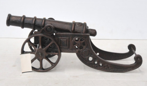 Lot 152 - Vintage style Cast Iron Scale Model of a Cannon - 46cm L