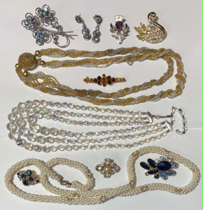 Lot 170 - Grp vintage costume jewellery - triple strand crystal necklace, diaman