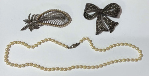 Lot 172 - 3 x pces vintage jewellery - 2 x large silver Marcasite brooches &