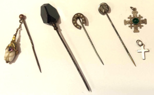 Lot 174 - Grp - vintage hat pins, silver, horseshoe, jet, silver cross pendants,