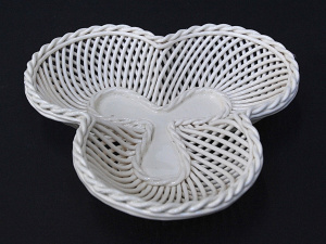 Lot 190 - Laurie Fluss c1950s Australian Pottery Clover shaped Bowl, typical pie