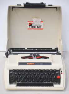 Lot 081 - Retro 1970s Brother Deluxe 700T Model Portable Typewriter in Plastic h
