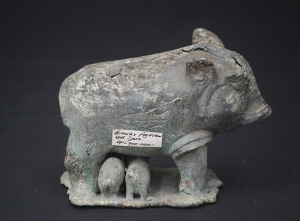 Lot 105 - Vintage crude Javanese statue of sow with suckling piglets - 16cm L