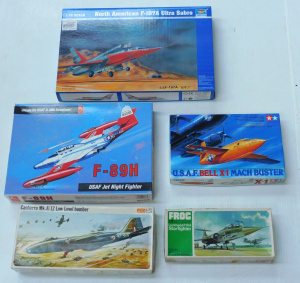 Lot 135 - 5 x boxed unmade plastic Model Kits 1 72 scale early jet rocket powere