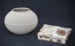 Lot 193 - 2 pieces of Wedgwood inc ovoid Beehive vase in yellow Primrose Jasperw