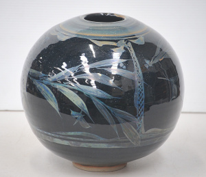 Lot 198 - Large c 1970 80s Australian Pottery vase - Spherical form w Gloss Blac