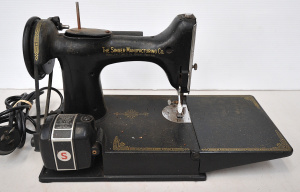 Vintage Portable Singer Featherweight M221 Electric Sewing Machine
