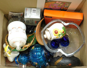Lot 051 - Mixed box lot inc 1930s Japanese tripodal bowl, Italian hand painted b
