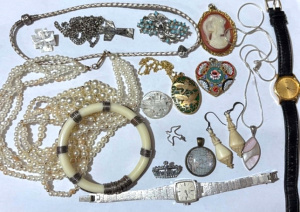 Lot 032 - Grp lot - costume jewellery, watches Seiko, silver chain & pendant