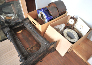 Lot 017 - Group clocks & clock parts