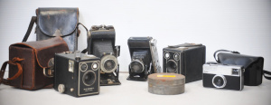 Lot 033 - Lot vintage cameras incl Kodak Brownie Bellows camera, Kodak SIx020 Br