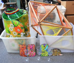 Lot 061 - 2 x Boxes Retro Items incl 4 x Guzzini Wine Glasses, 5 x Gallery 5 Pri
