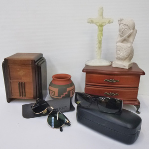 Lot 139 - Group assorted items inc, Vintage inlaid musical cigarette dispenser (