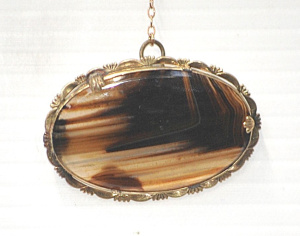 Lot 146 - c1900 oval banded agate Brooch in gilt metal frame with safety chain 5