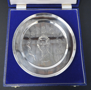 Lot 150 - Hallmarked Sterling Silver HMQ Elizabeth II Silver Jubilee Plate - Box