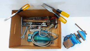 Lot 35 - Box vintage tools inc Bench Vice, Makita Power Planer, Stanley Resin ha