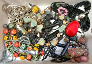 Lot 84 - Box lot mainly costume necklaces incl Agate, chains, beaded, hand paint