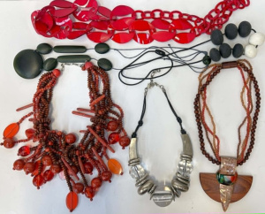 Lot 88 - Box 80s+ necklaces incl Bib with glass beads, agate, multi strand with