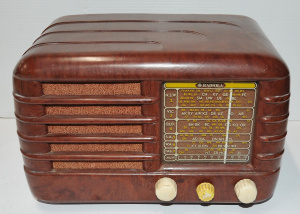 Lot 109 - Vintage AWA Radiola Brown Mottled Bakelite Mantle Radio Model 524MZ -