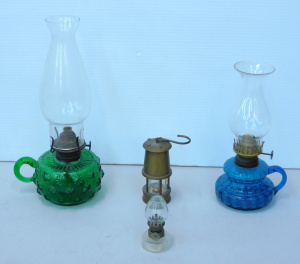 Lot 116 - 4 x vintage small and novelty oil lamps inc w green (28cm H) and blue