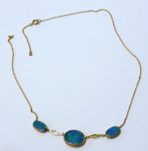 Lot 181 - Vintage 9ct gold necklace set with 3 solid black opals - TW approx 1 8
