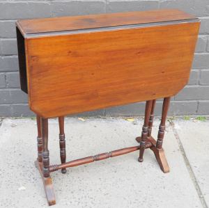 Lot 10 - Vintage oak Sutherland style drop side gate-legged occasional table - 6
