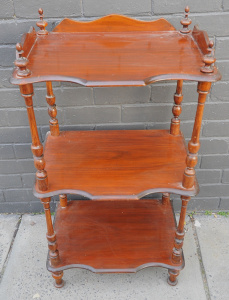 Lot 18 - Victorian ceder 3-tiered open shelf unit - 102cm H