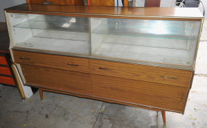 Lot 27 - Retro 1970s Sideboard - Cupboards & Drawers under Glazed Display se