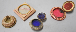 Lot 40 - 3 vintage Vanity Compacts inc Footed Bakelite & Brass with sundial
