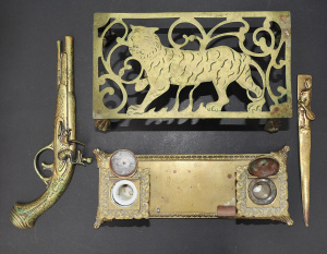 Lot 101 - 4 pces vintage brass inc Double Inkwell stand, Raised Tiger Trivet wit