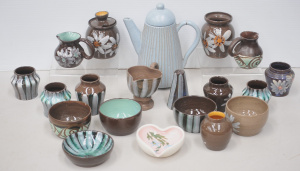 Lot 121 - Group lot Dyson & Guy Boyd Australian Pottery inc Guy Boyd Blue gl
