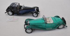 Lot 137 - 2 x Franklin mint diecast Bugatti model cars - 1930 Royal Coupe Napole