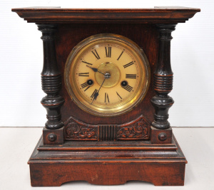Lot 139 - Vintage c1900 oak cased mantle clock w Key & Pendulum