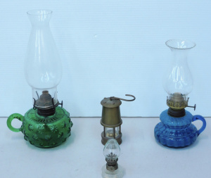 Lot 140 - 4 x vintage small and novelty oil lamps inc w green (28cm H) and blue