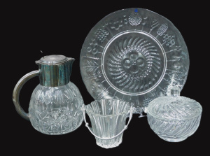 Lot 156 - Group lot Quality glass inc Arabia Finland large oval plate 39cm D, La