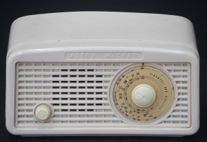 Lot 200 - Restored vintage Art Deco Astor Mickey cream Bakelite valve radio - 31