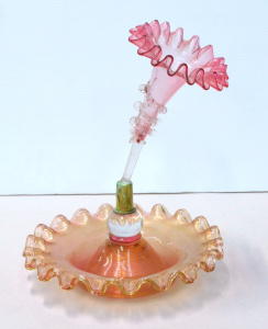 Lot 213 - Vintage centrepiece single Epergne iridescent peach ruffled rimmed bow