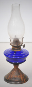 Lot 216 - Victorian oil lamp w cast iron base ft kookaburras and azure glass fon