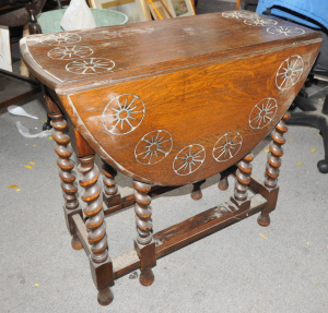 Lot 043 - Vintage oak Tudor style gate leg drop side table with barley twist leg