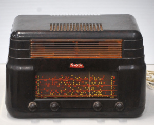 Lot 097 - Vintage Art Deco Kreisler Bakelite valve radio - 41cm W