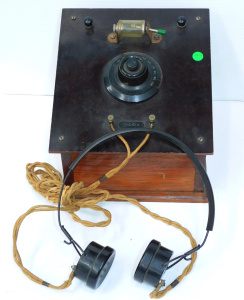 Lot 125 - 1920s Crystal Radio Set with Cats Whisker detector - Wooden & Bake