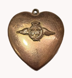 Lot 172 - c1942 RAAF Sweetheart locket - 9ct lined inscribed to back approx 3cms