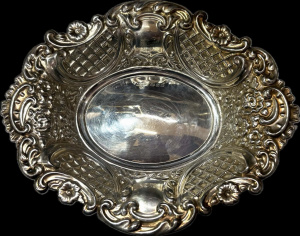 Lot 174 - Ornate oval Sterling silver bon bon dish, hmark London 1971, Chick &a